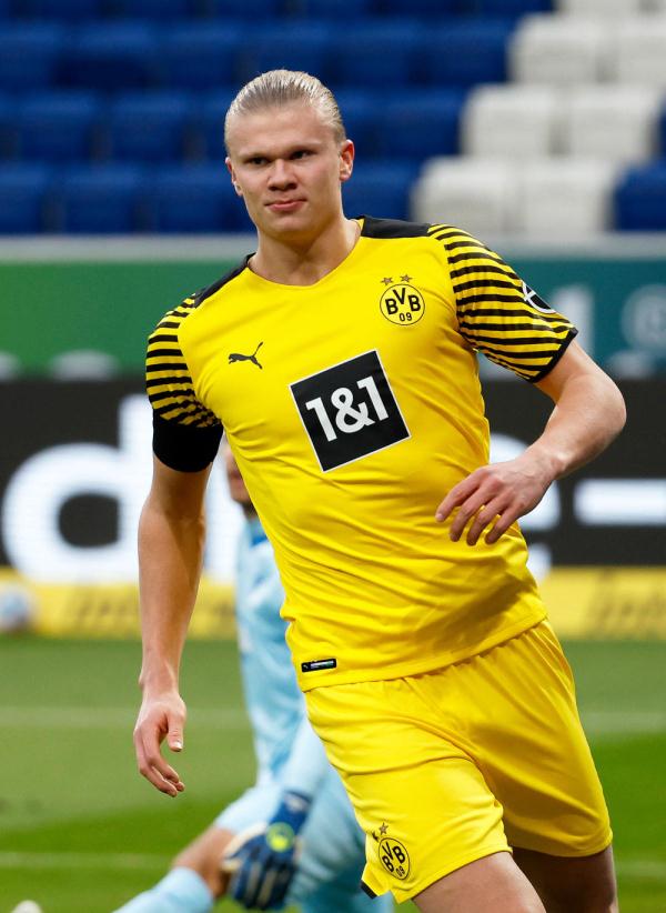 足球中超新外援亮相，身体对抗惊人（中超新外援首秀，身体对抗能力惊艳）