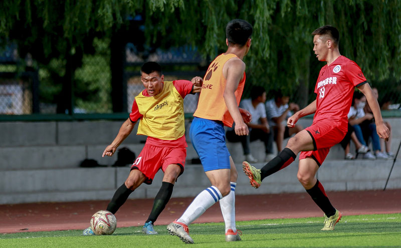 足球国足专机启程，目标三连胜（国足包机起航，剑指三连胜）