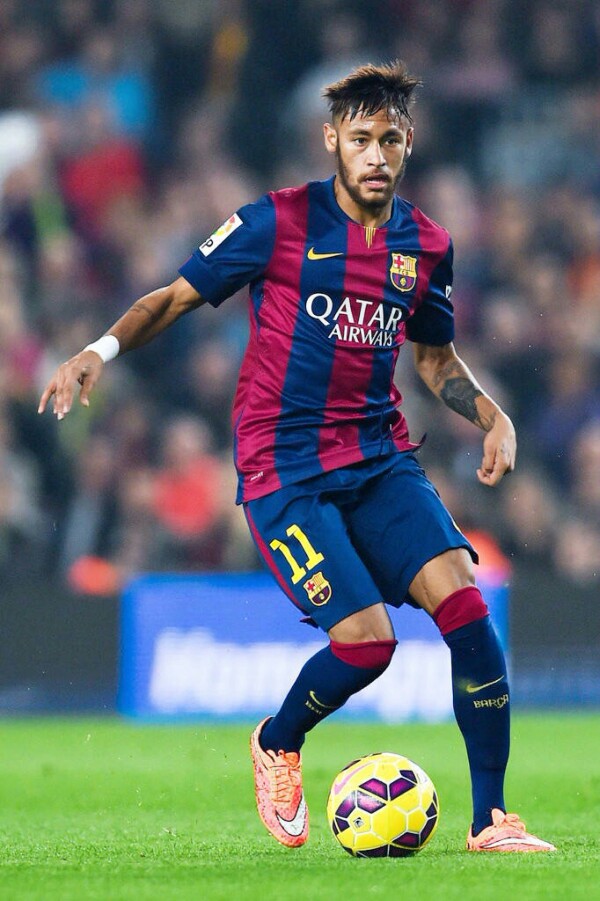 中场核心精准长传，多次制造射门机会（中场大脑精准长传，多次输送射门良机）