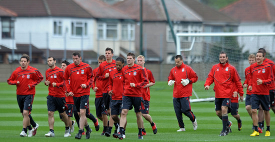 欧文快攻压哨上篮，全场沸腾（欧文末秒快攻上篮引爆全场）