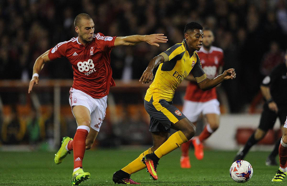 葡体中场西蒙斯：拜仁是支非常强大的球队，我们可以昂首离开（葡体中场西蒙斯：拜仁极具实力，我们依旧能昂首离场）